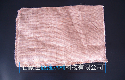 相比吸水膨脹袋，傳統(tǒng)沙土袋的建設(shè)過(guò)程效率較低