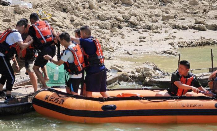 縣應(yīng)急管理局聯(lián)合縣交通運輸局海事處開展防汛應(yīng)急救援演練