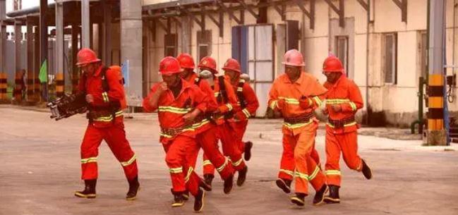 嘉魚(yú)開(kāi)展?；飞a(chǎn)安全事故綜合處置應(yīng)急演練